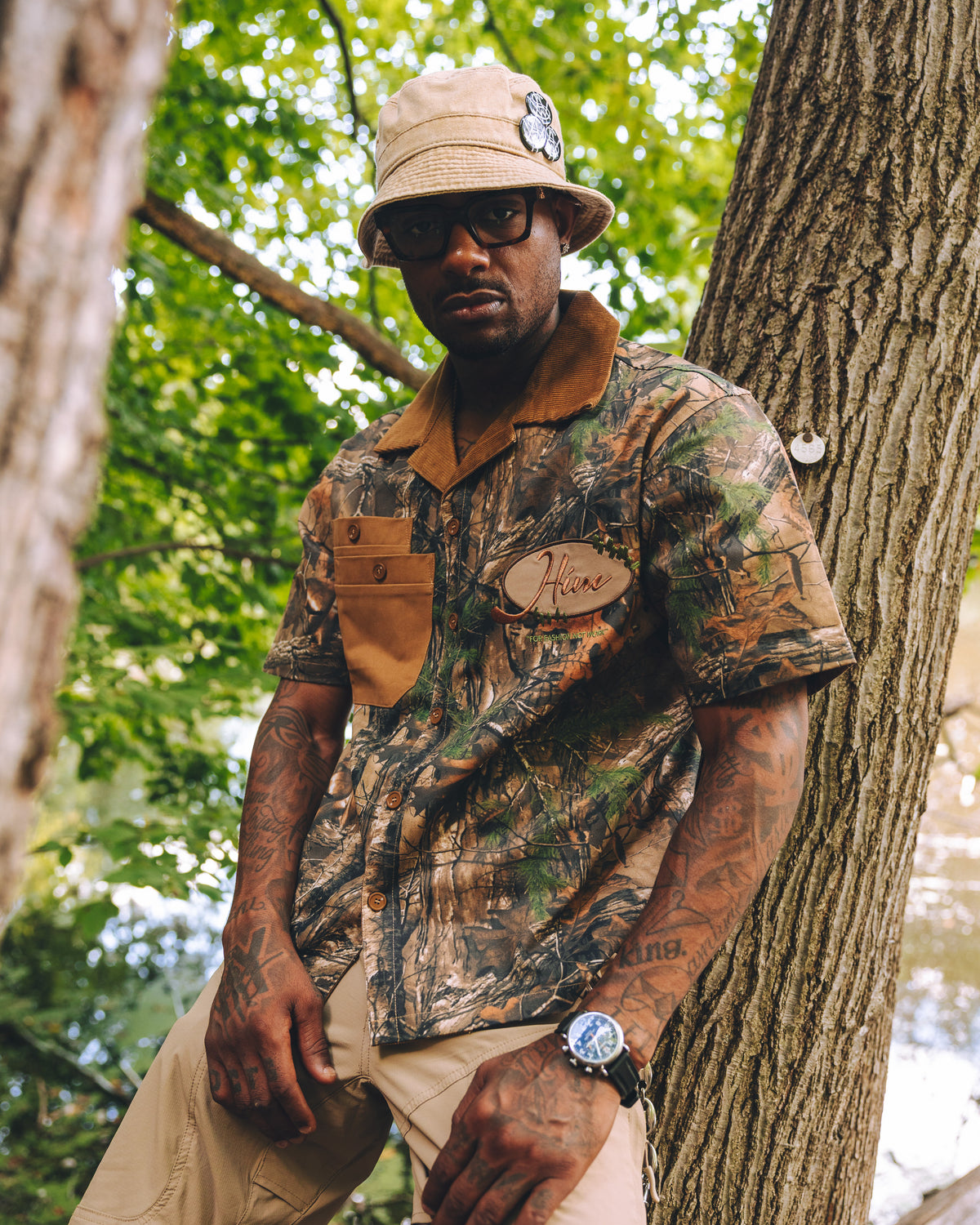 Model wearing the Real Tree Hím workshirt in the woods