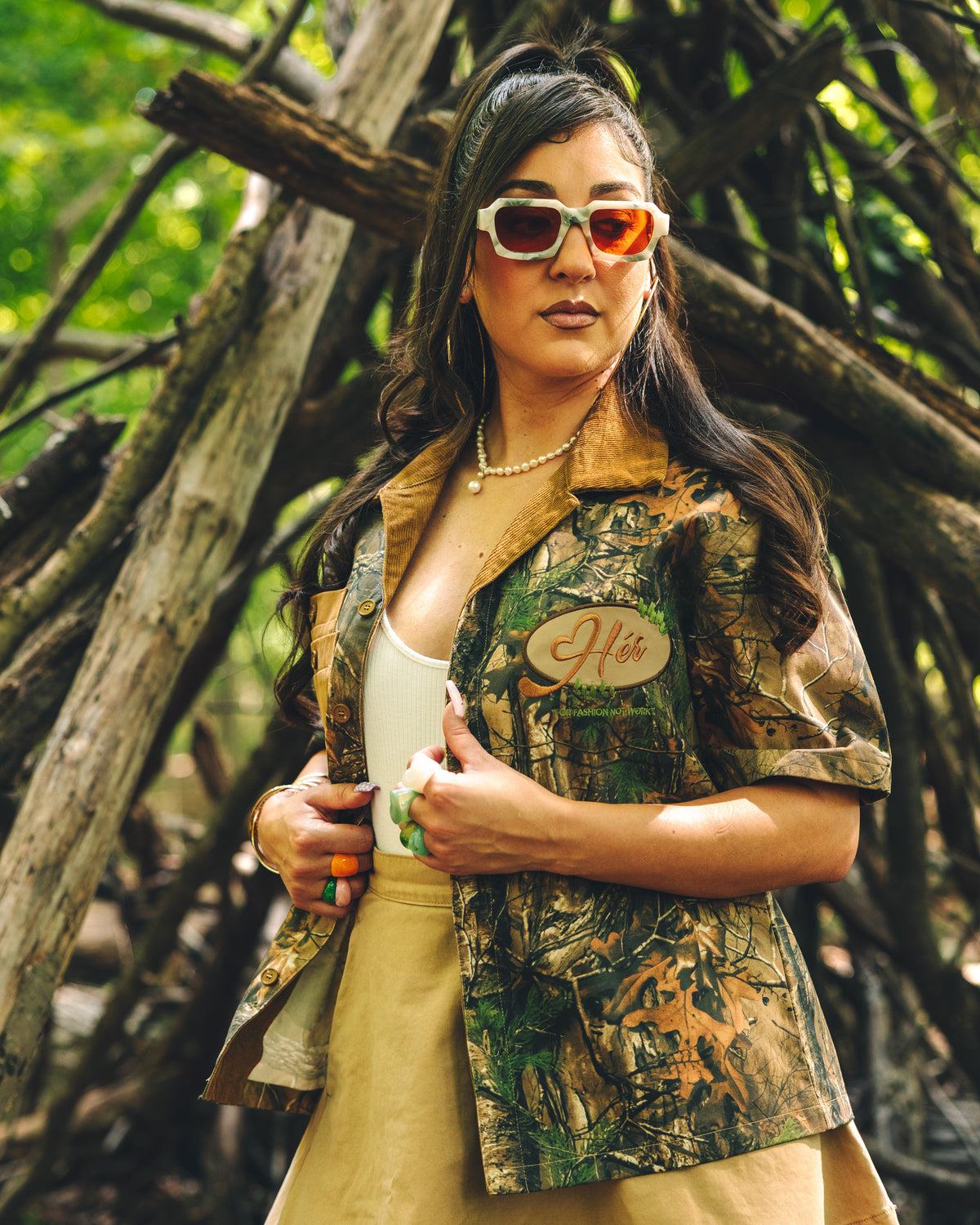 Model wearing the full length Real Tree Hér workshirt in the woods