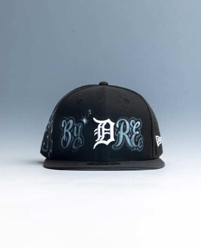 AIRBRUSHED NEW ERA FITTED [ DET ] ( BLK )