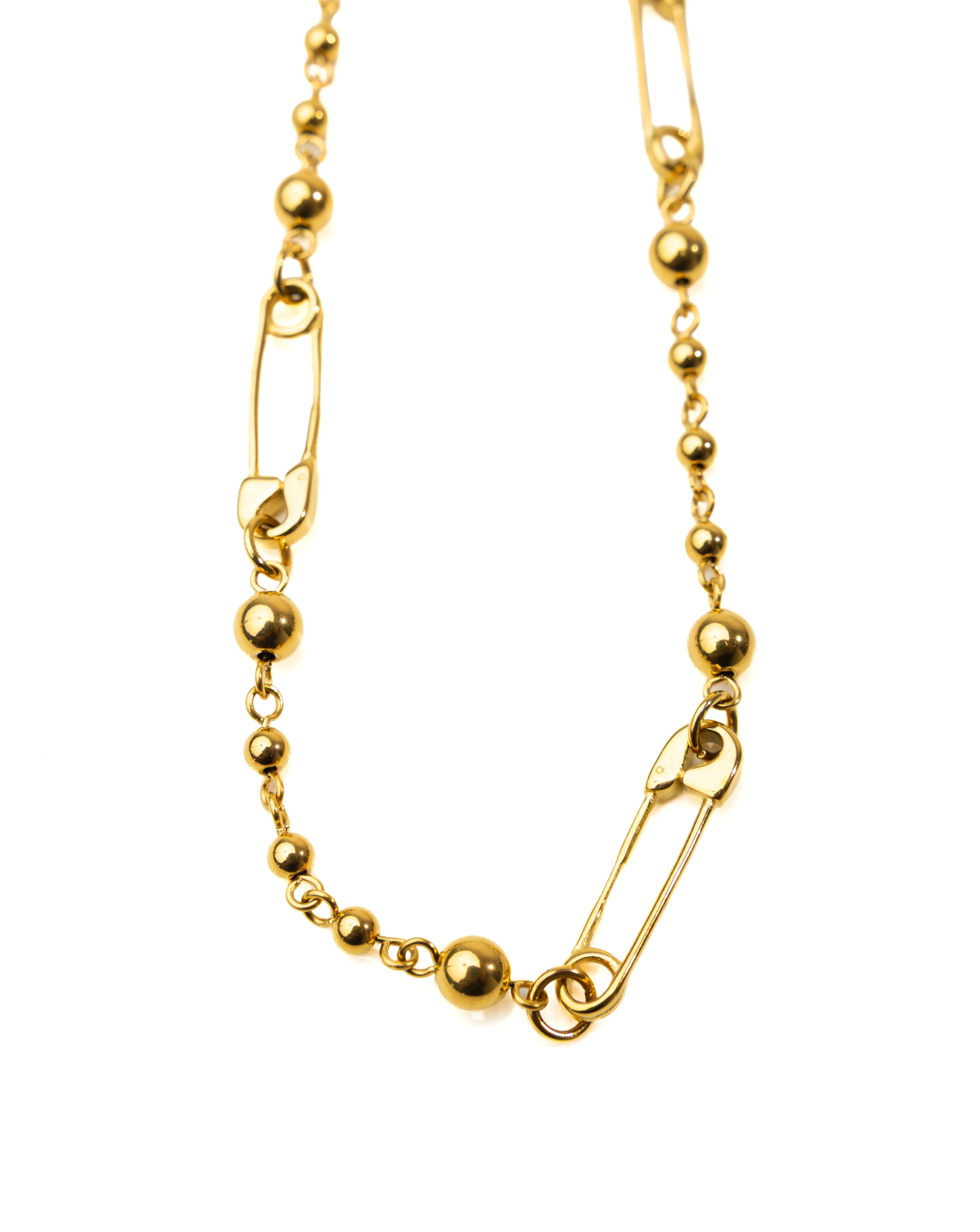 Safety Pin Necklace Gold — detail