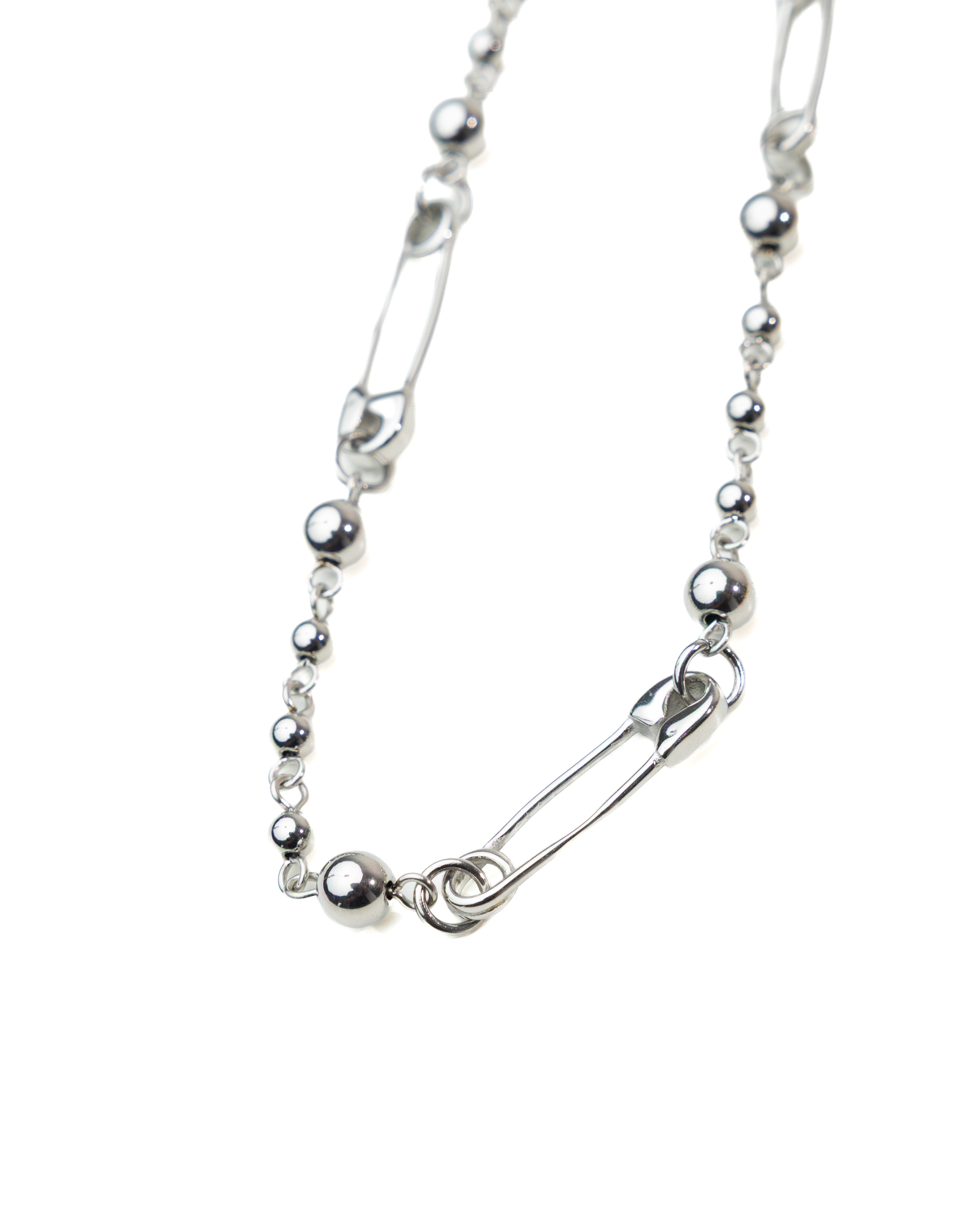 Safety Pin Necklace Silver — detail